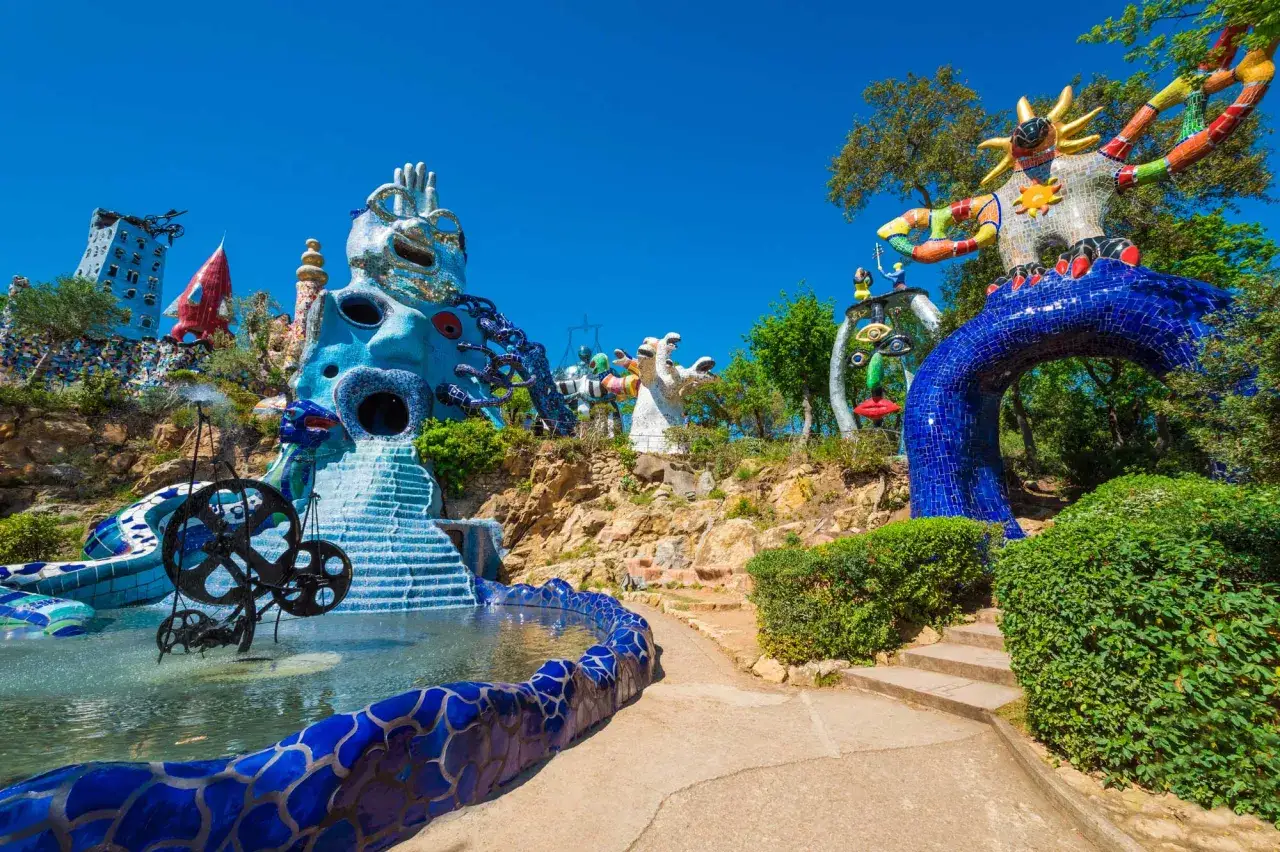 Il Giardino dei Tarocchi di Niki de Saint Phalle, un'esplosione di colori e forme fantastiche, con sculture monumentali e fontane.