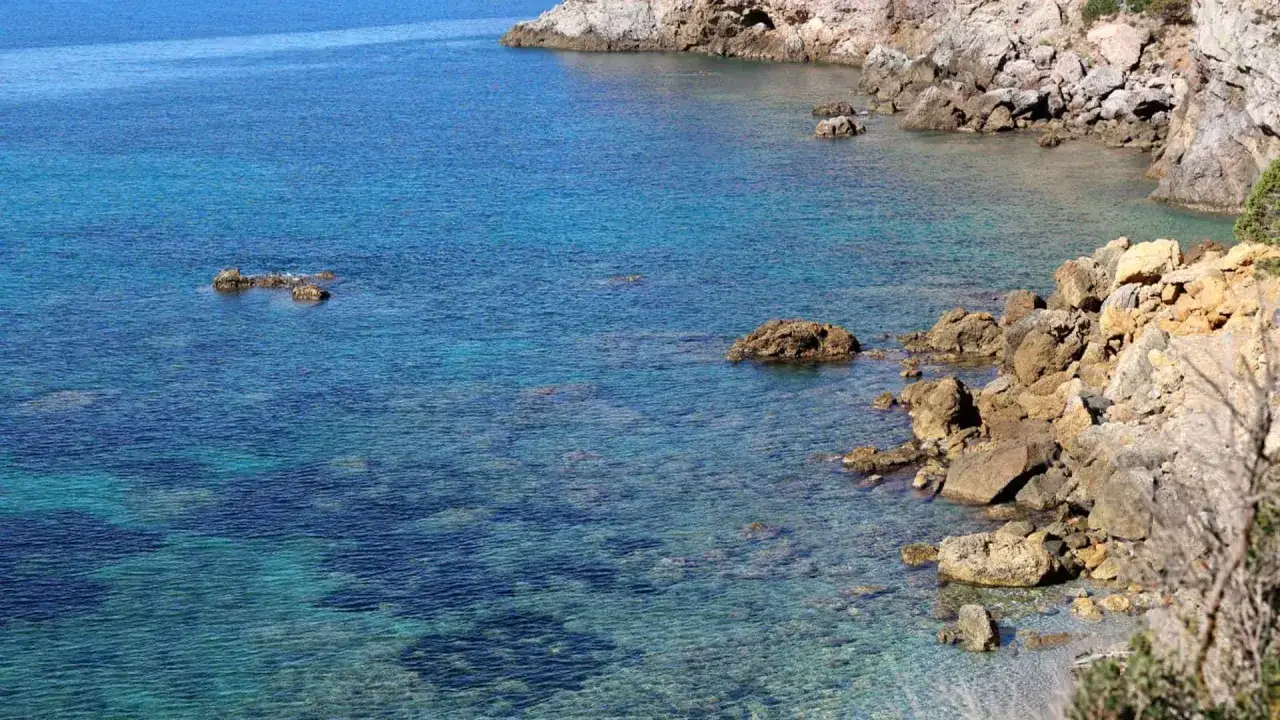 Acque cristalline e rocce scolpite dal mare nella cala del gesso spiaggia. Un angolo di paradiso selvaggio.