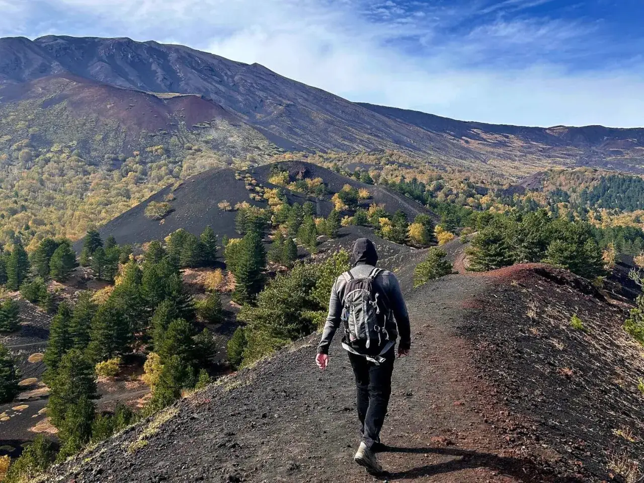 Escursionista sul sentiero vulcanico dell'Etna, un'ottima meta per chi cerca cosa vedere a Catania e dintorni.