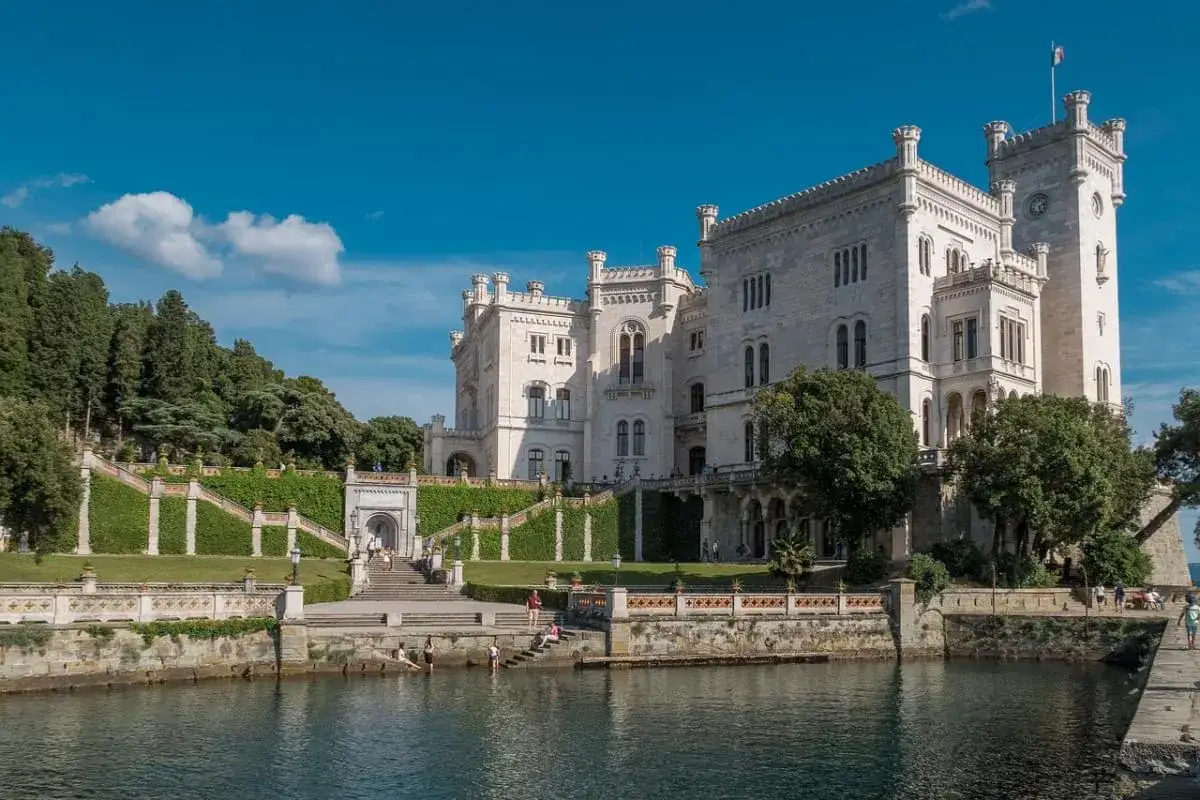 Castello di Miramare, un'idea per cosa vedere a Trieste in 3 giorni. Un'imponente dimora bianca affacciata sul mare Adriatico.