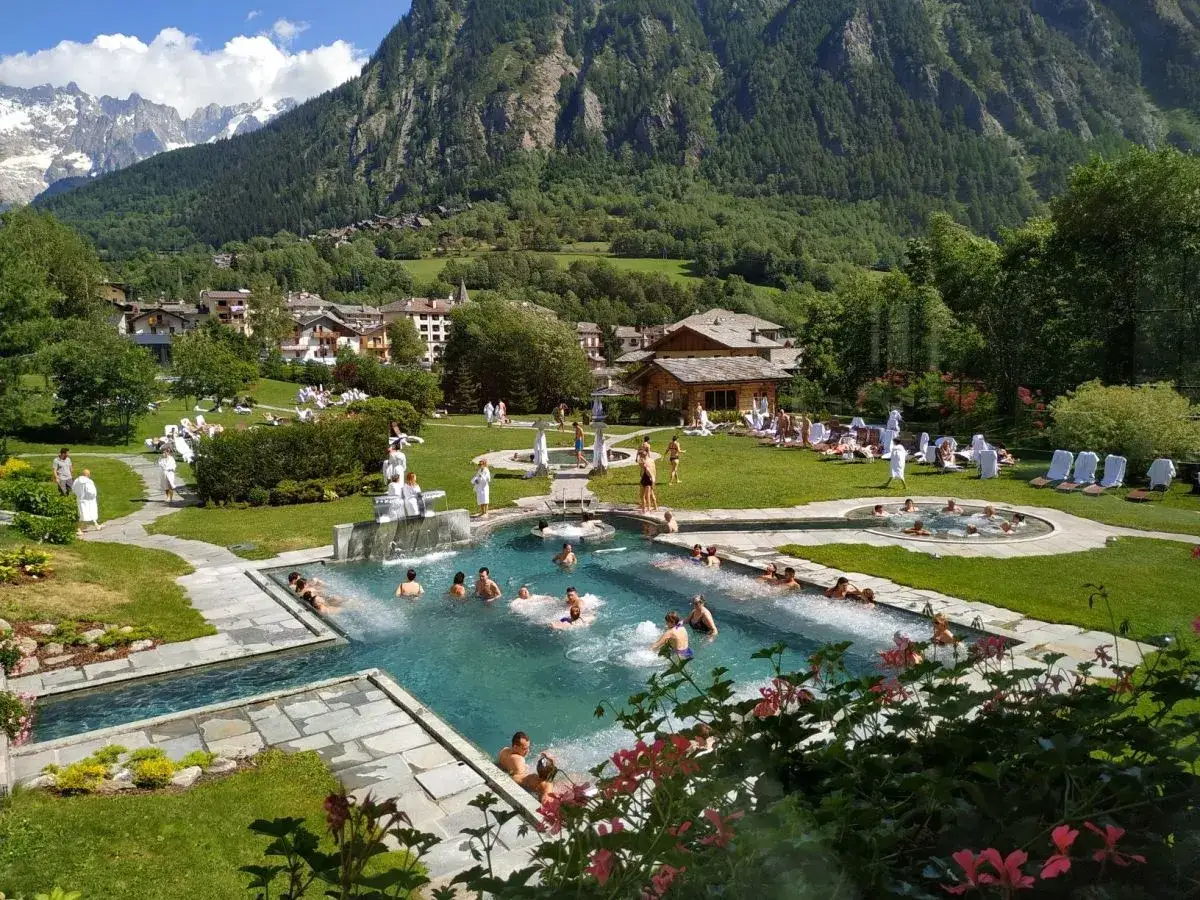Relax in piscine termali con vista sulle montagne, un'oasi di pace in Valle d'Aosta estate.