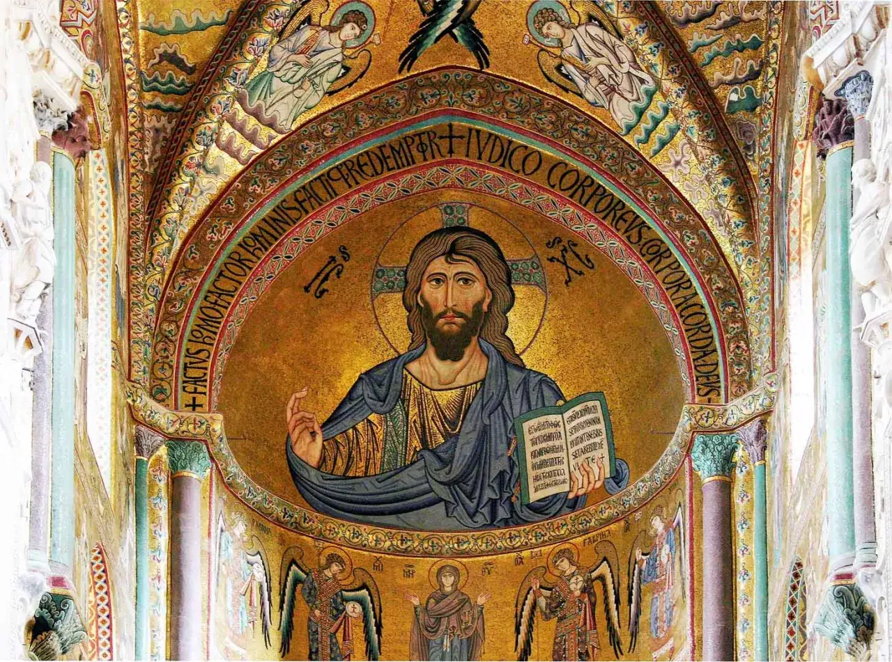 Magnifico mosaico del Cristo Pantocratore di Cefalù, con angeli e iscrizioni latine dorate.