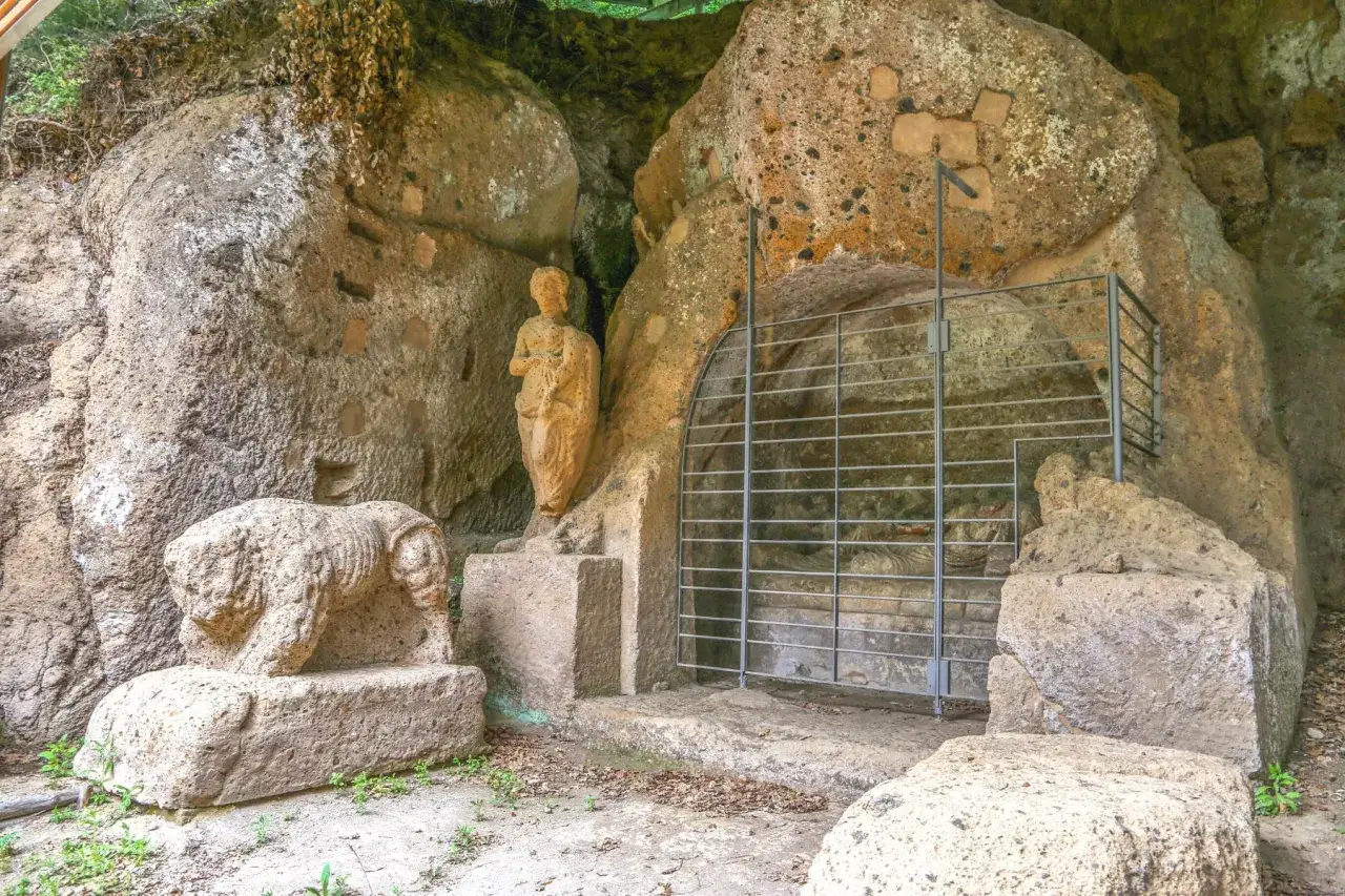 Anta etrusca con sculture di leone e figura umana, parte di una mappa siti etruschi Toscana.