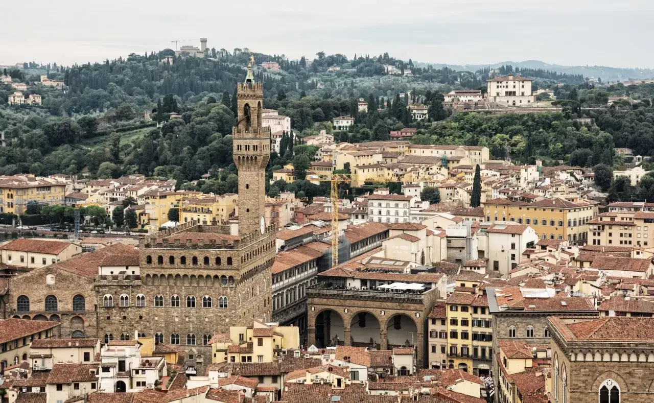 Panoramica di Firenze con Palazzo Vecchio e la collina circostante. Un'ottima vista per scoprire cosa vedere a Firenze.