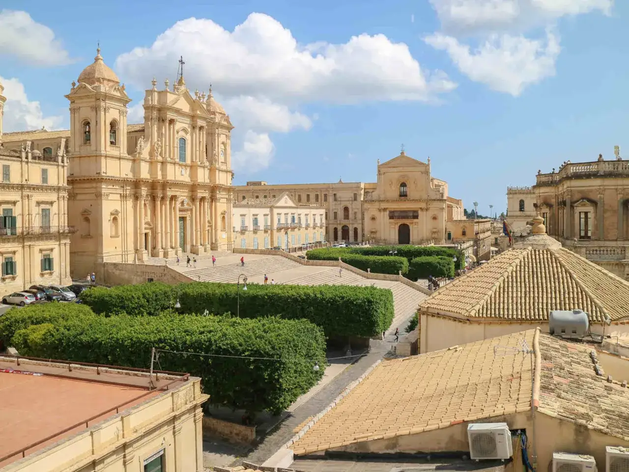 Piazza del Duomo a Noto, la citt&agrave; pi&ugrave; bella d'Italia, con la maestosa cattedrale e palazzi barocchi.