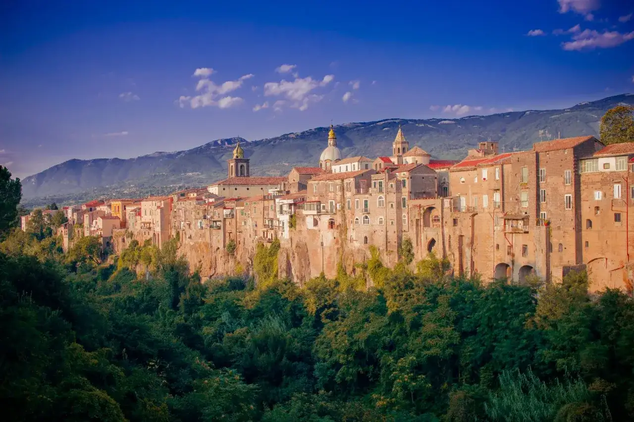 Borgo arroccato su una rupe, con case color ocra e cupole, incastonato nel verde. Un gioiello da scoprire tra le cose da visitare in Campania.