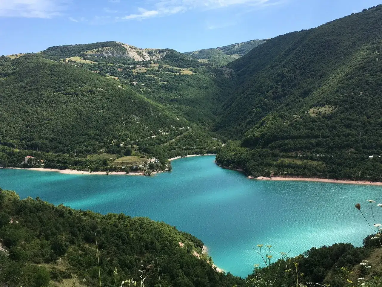 Un lago turchese incastonato tra montagne verdi, un gioiello da scoprire tra le cose da vedere nelle Marche.