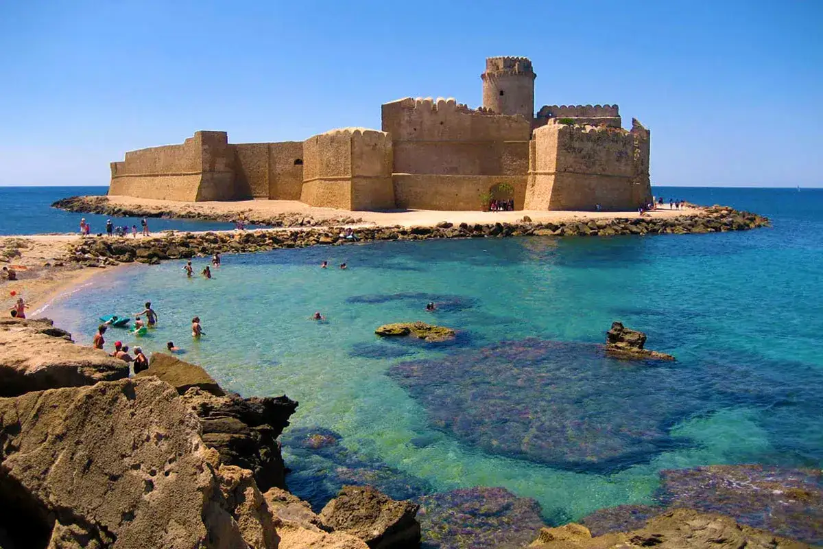 Castello Aragonese a Le Castella, un luogo incantevole per scoprire cosa fare in Calabria: mare cristallino e storia millenaria.