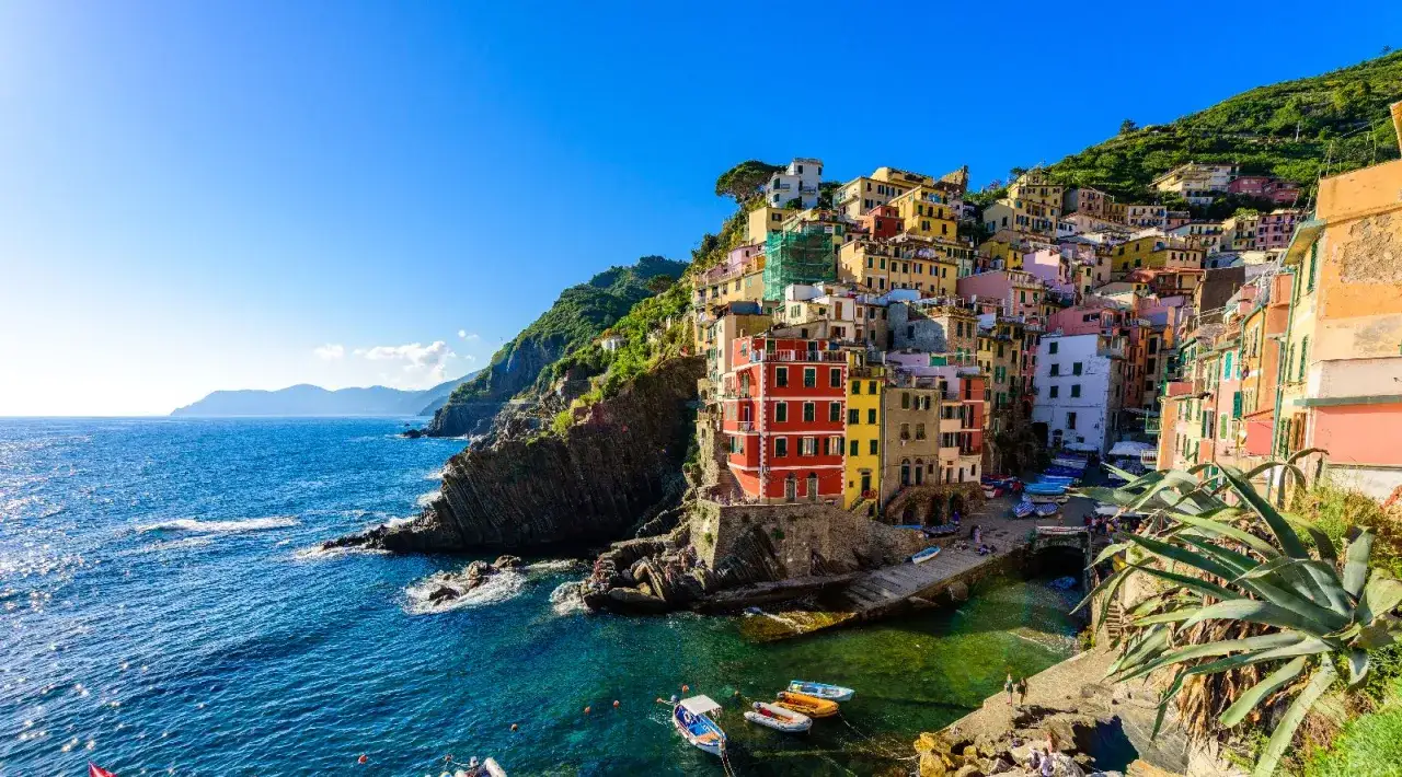 Case colorate a picco sul mare, un gioiello da scoprire tra le cose da vedere in Liguria.
