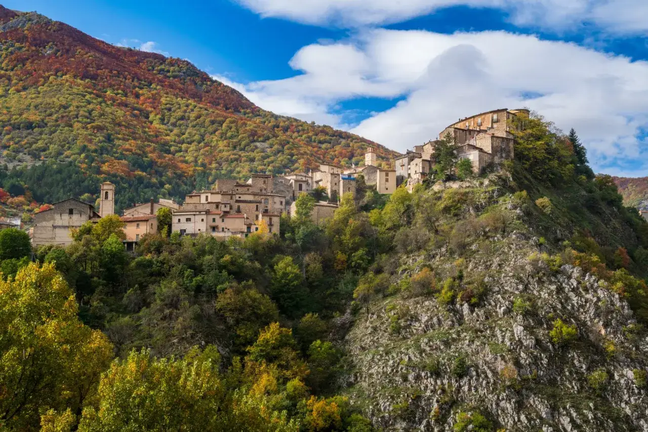 Villalago, un borgo incantevole arroccato su un colle, offre panorami mozzafiato tra i colori autunnali. Cosa vedere? L'intero paesaggio &egrave; un invito alla scoperta.