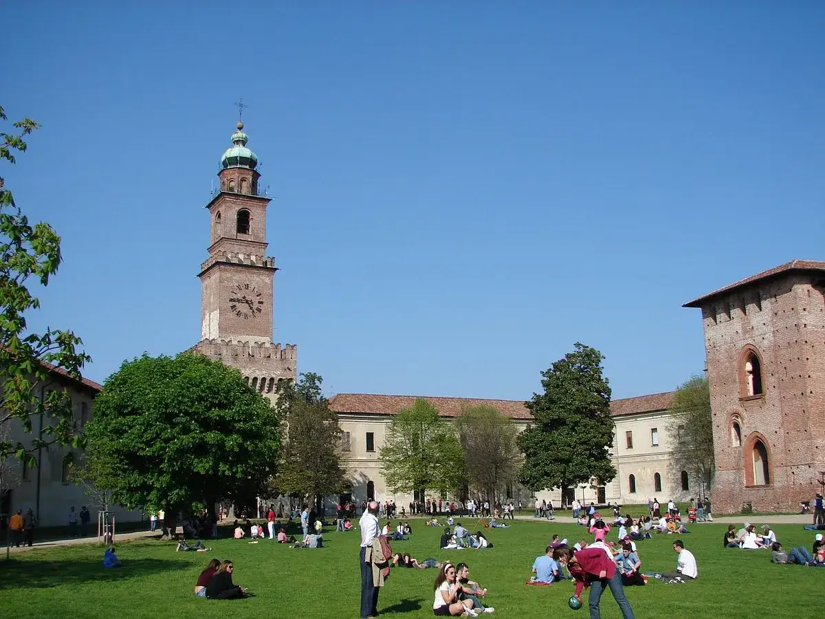La piazza di Vigevano, con la torre del Bramante e il castello, &egrave; un luogo ideale per rilassarsi sull'erba.