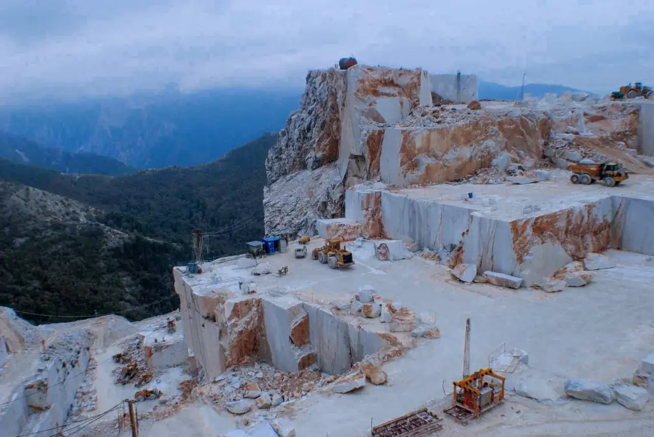 Cave di marmo nelle Alpi Apuane: un paesaggio industriale mozzafiato. Scopri cosa vedere in questo luogo unico.