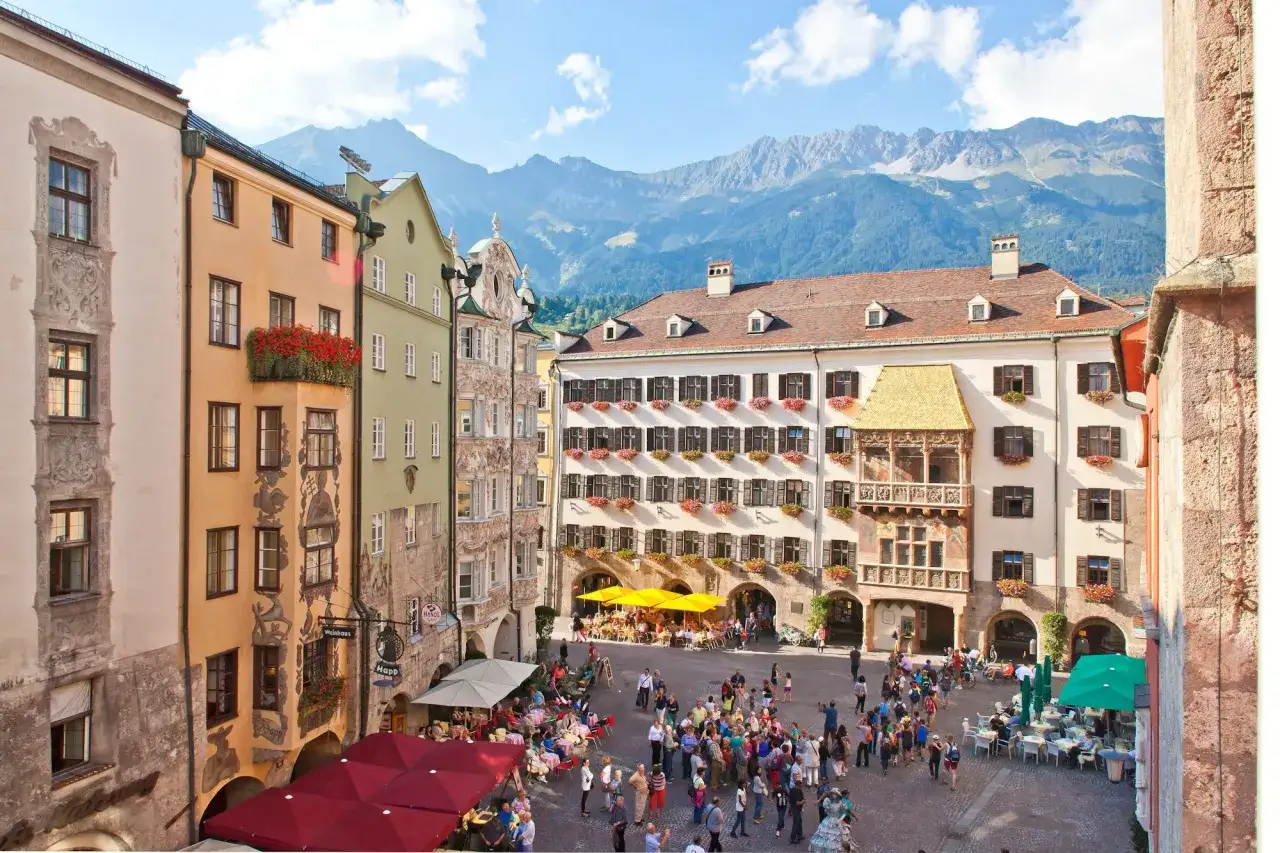 Piazza di Innsbruck con il Tettuccio d'Oro, un'ottima meta per scoprire cosa vedere in un giorno, circondata da edifici storici e montagne.