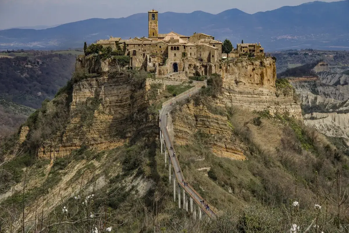 Civita di Bagnoregio, uno dei borghi del Lazio da vedere assolutamente, arroccato su una rupe tufacea, raggiungibile solo tramite un ponte pedonale.