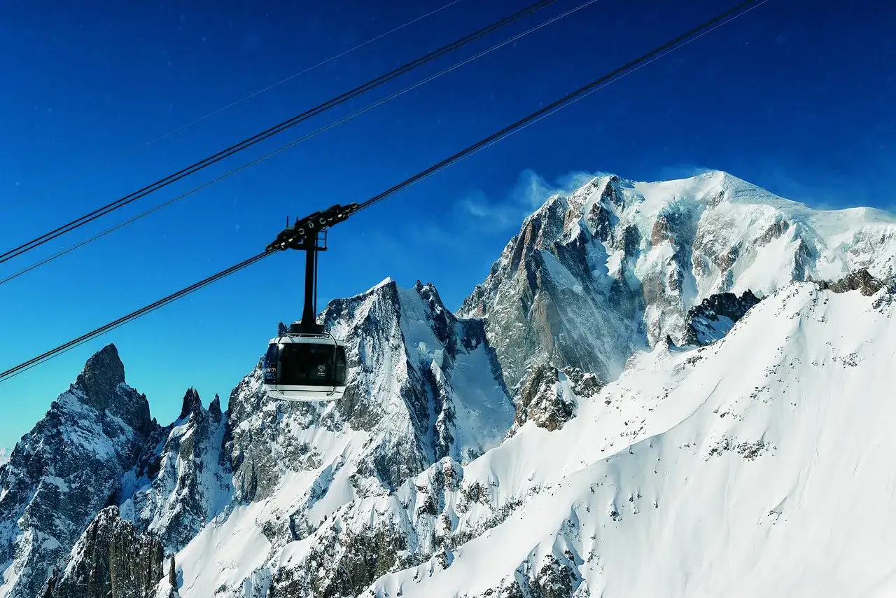 Funivia Skyway Monte Bianco, un'esperienza imperdibile per scoprire Courmayeur cosa vedere. Panorami mozzafiato sulle Alpi innevate.