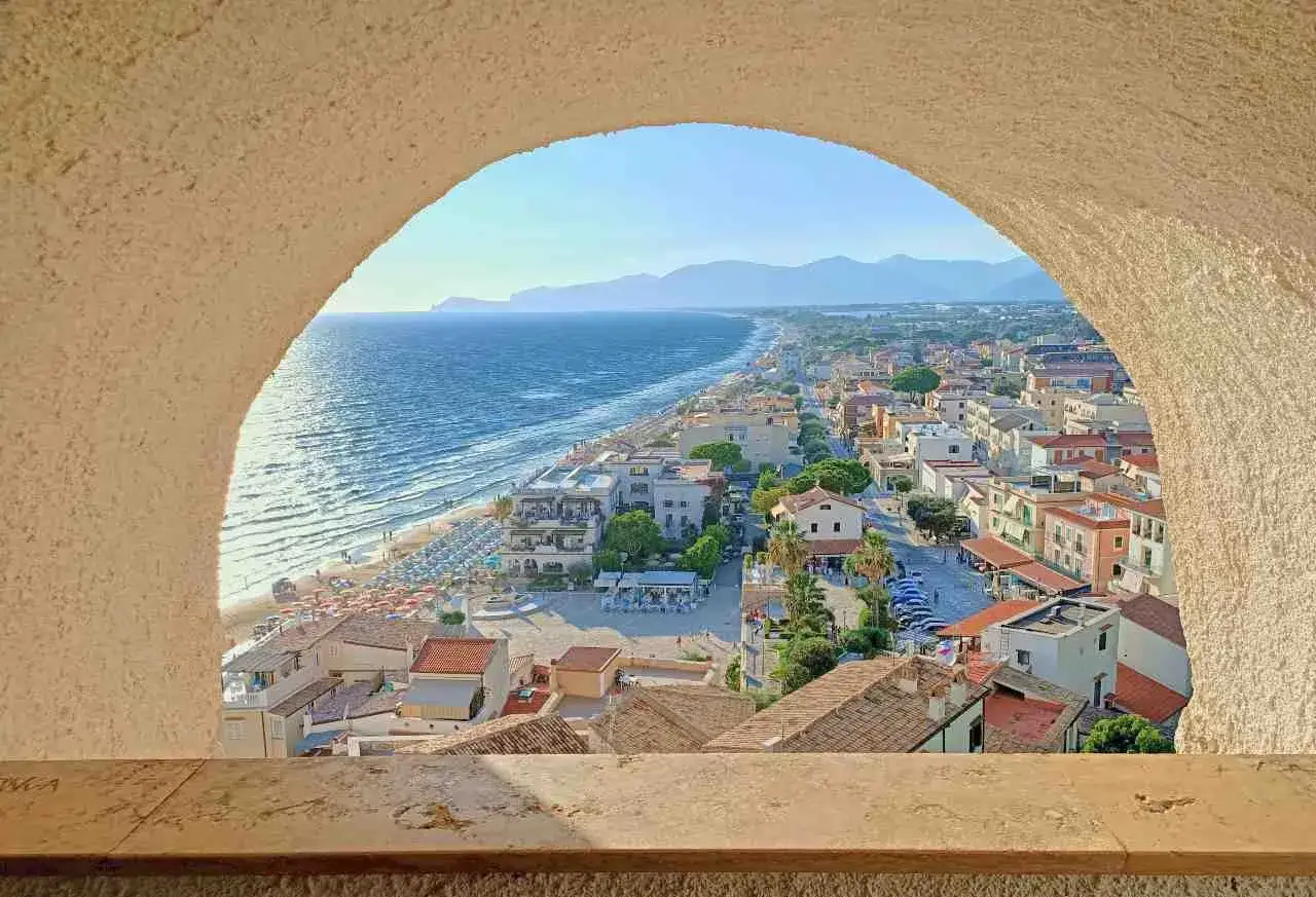 Vista panoramica di una costa nel Lazio, con mare azzurro, spiaggia attrezzata e case colorate. Un'ottima aggiunta alle top 10 cose da vedere nel Lazio.