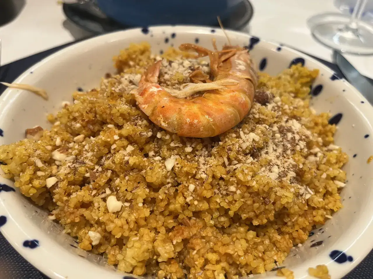 Un piatto di couscous con gambero, un'ottima idea per scoprire cosa vedere a Mazara del Vallo.