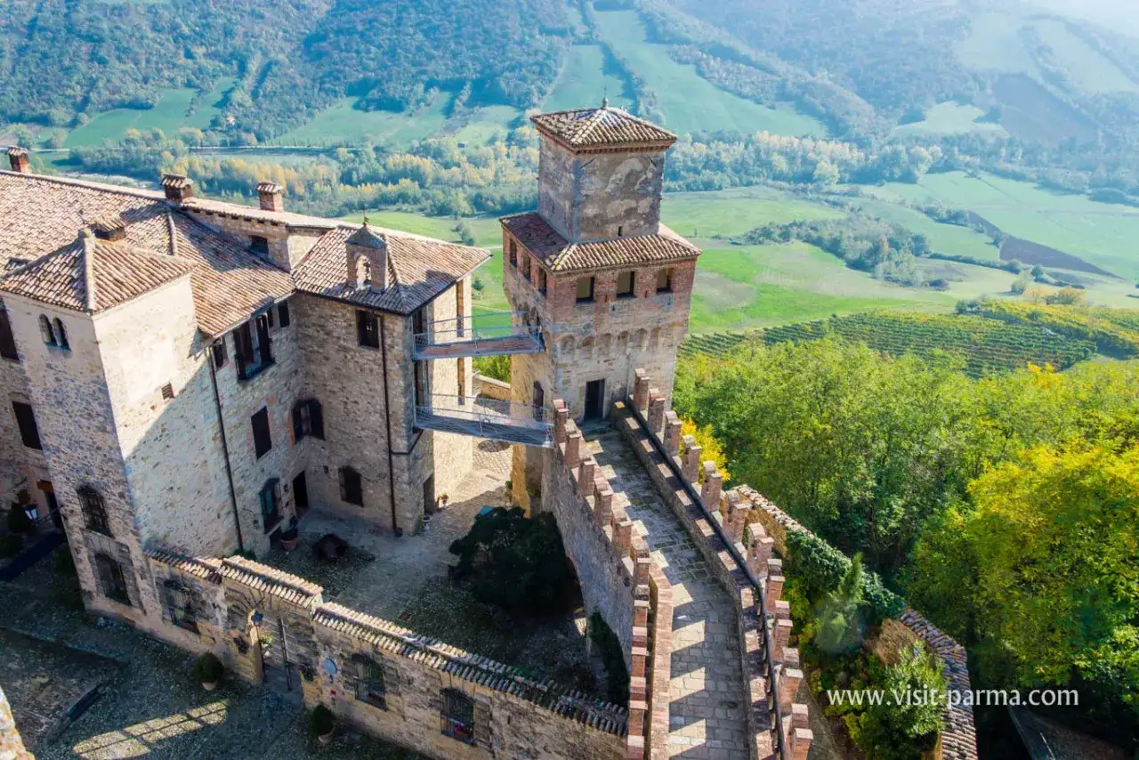 Il borgo di Vigoleno, con il suo castello e la torre, domina dolci colline verdi e vigneti.