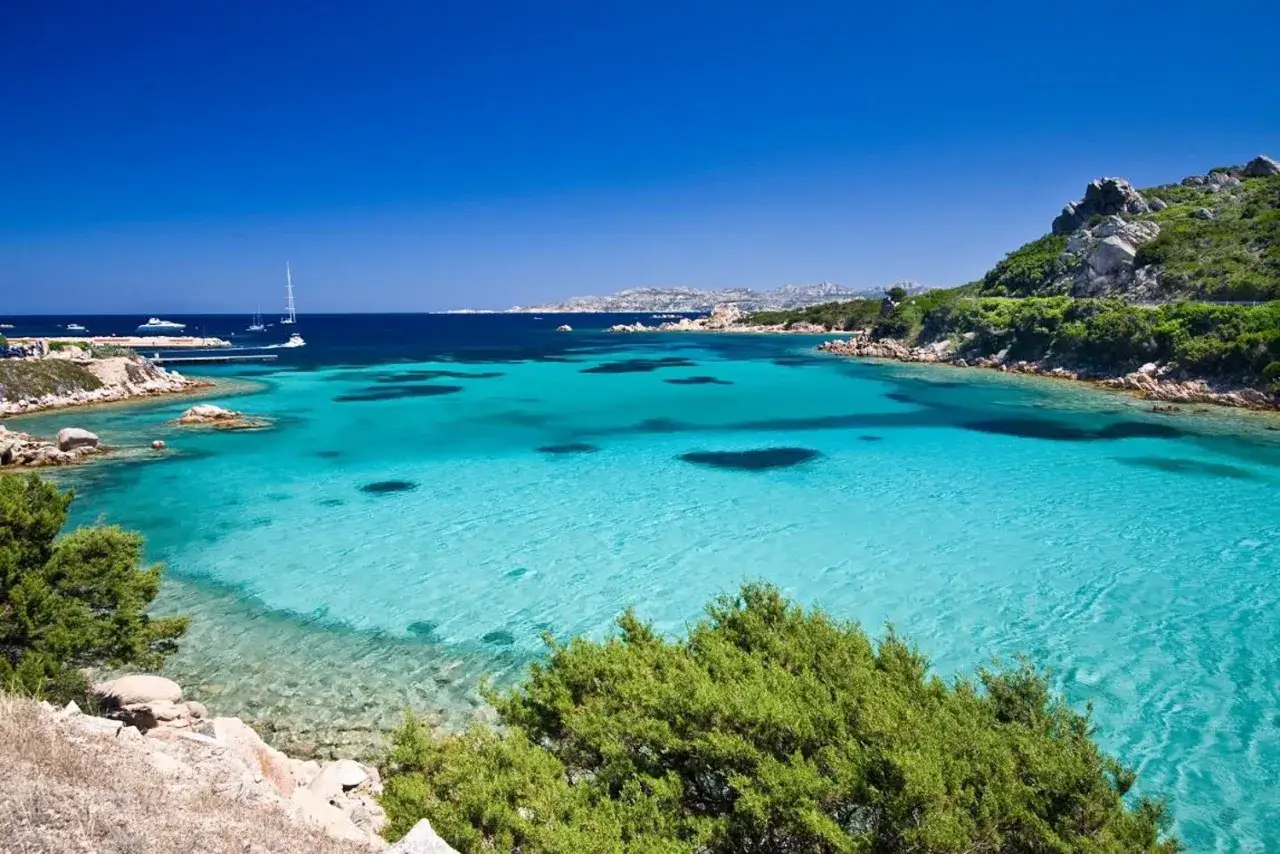 Acque cristalline e sabbia bianca, un vero paradiso che molti considerano il mare più bello della Liguria.