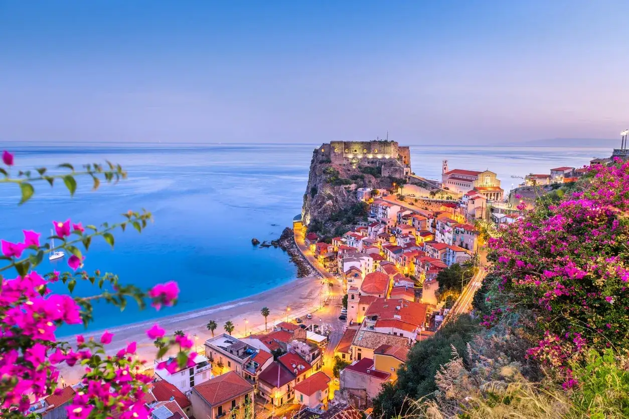 Scilla, uno dei più bei posti da visitare in Calabria, con il castello arroccato sulla roccia e il mare azzurro.