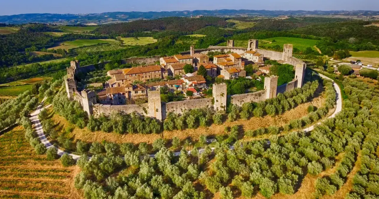 Borgo medievale fortificato, ideale per scoprire cosa visitare in Toscana in 1 giorno. Paesaggio collinare con uliveti e vigneti.