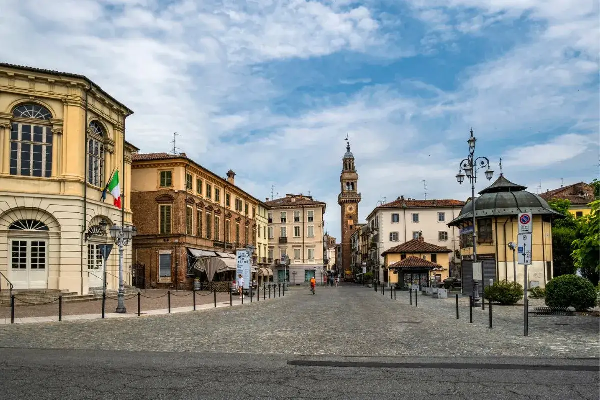 Piazza del Duomo a Casale Monferrato, con la torre dell'orologio e palazzi storici. Ideale per scoprire cose da fare a Casale Monferrato.