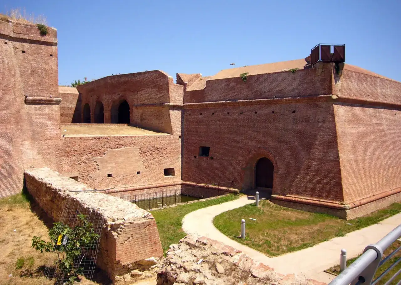 Fortezza Medicea, un luogo affascinante da scoprire a Grosseto, con mura imponenti e un percorso che invita all'esplorazione.