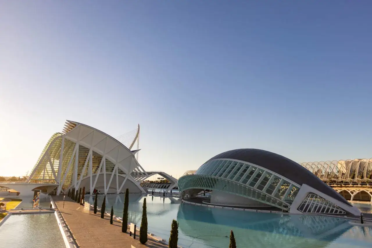 La Città delle Arti e delle Scienze di Valencia, un'idea di cosa vedere a Valencia in un giorno, con architetture futuristiche sull'acqua.
