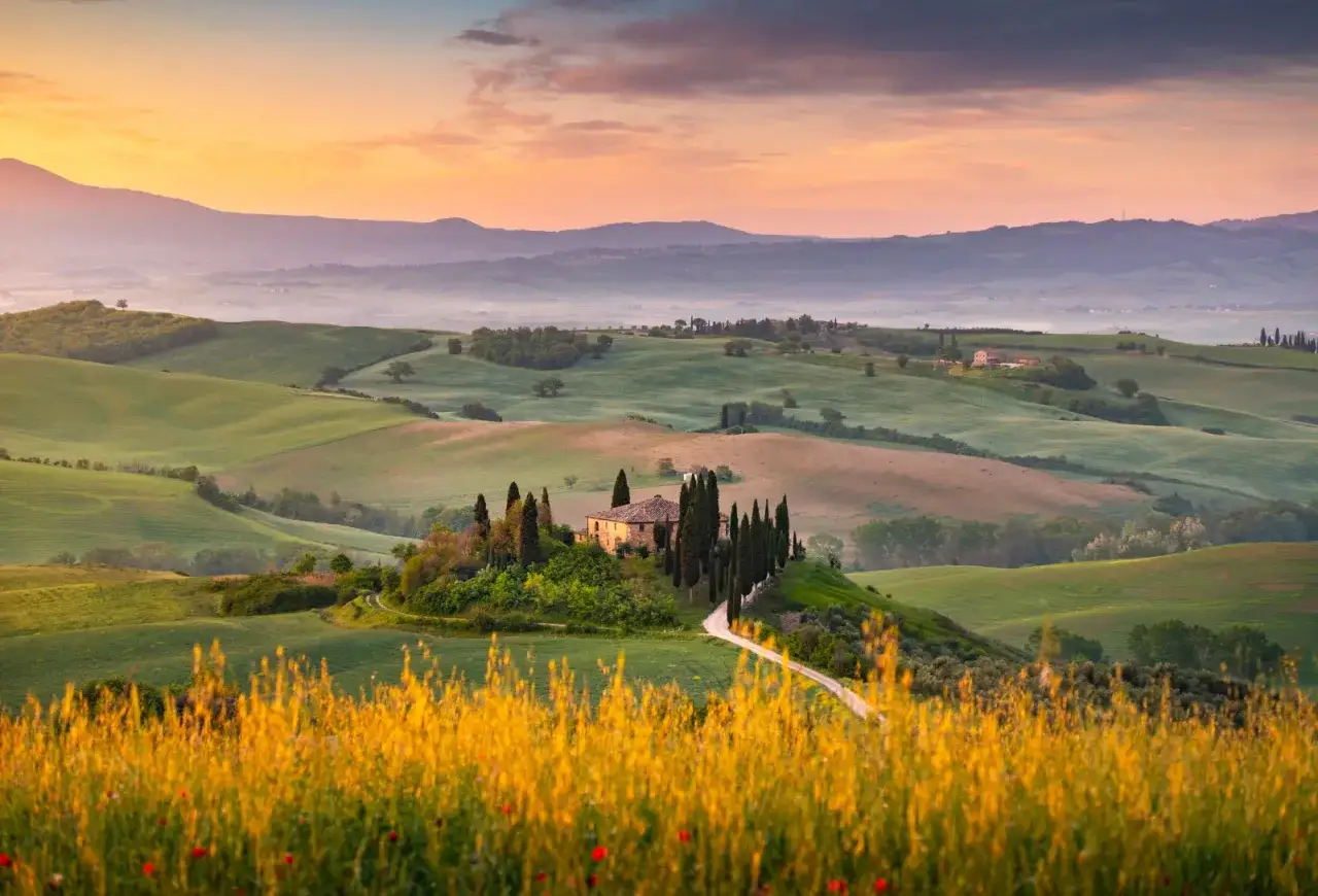 Dolce collina con casale e cipressi in Val d'Orcia, un sogno per chi cerca cosa fare in Val d'Orcia.
