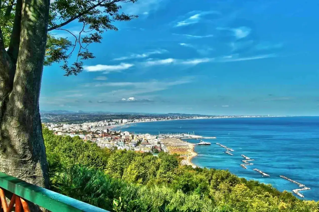 Vista panoramica di una città costiera con spiagge dorate e mare blu, uno dei tanti bellissimi posti da vedere in Emilia Romagna.