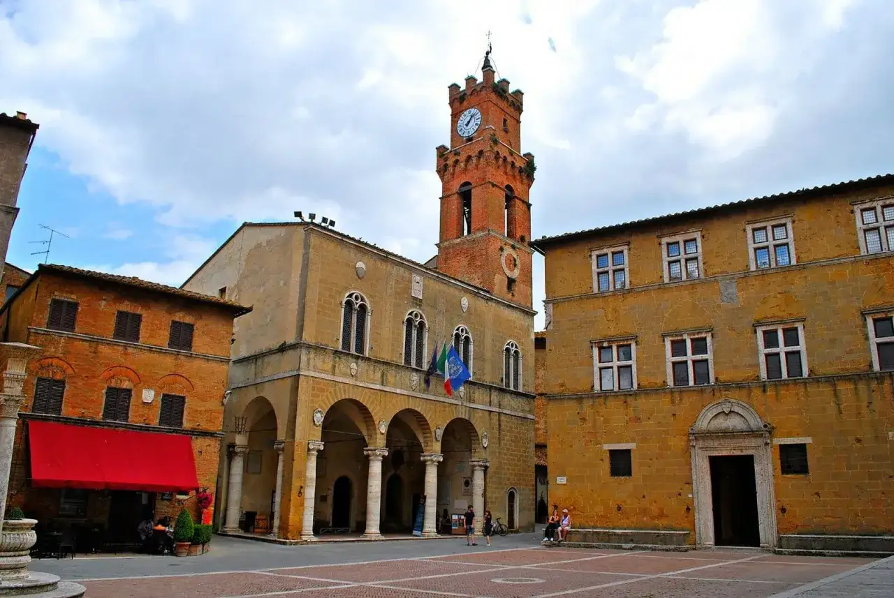 Piazza Pio II a Pienza, con il Palazzo Comunale e la torre dell'orologio. Un assaggio delle 10 cose da vedere a Pienza.