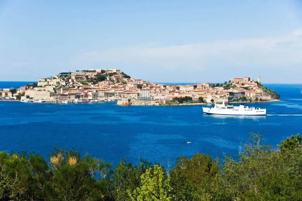 Vista panoramica di Portoferraio, Isola d'Elba, con un traghetto in mare. Ideale per scoprire cosa vedere all'isola d'Elba in 3 giorni.