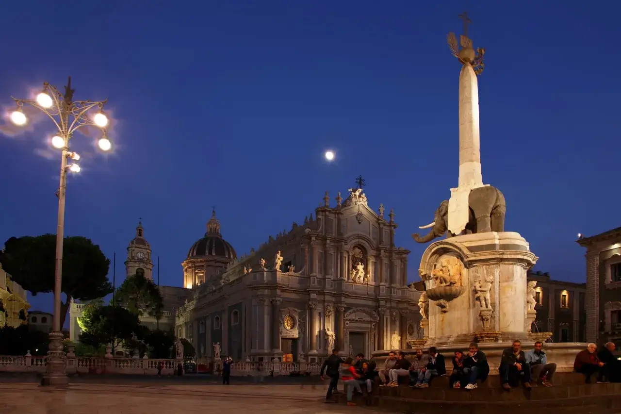 Fontana dell'Elefante e Duomo di Catania di sera: un'ottima idea per cosa vedere a Catania in un giorno.