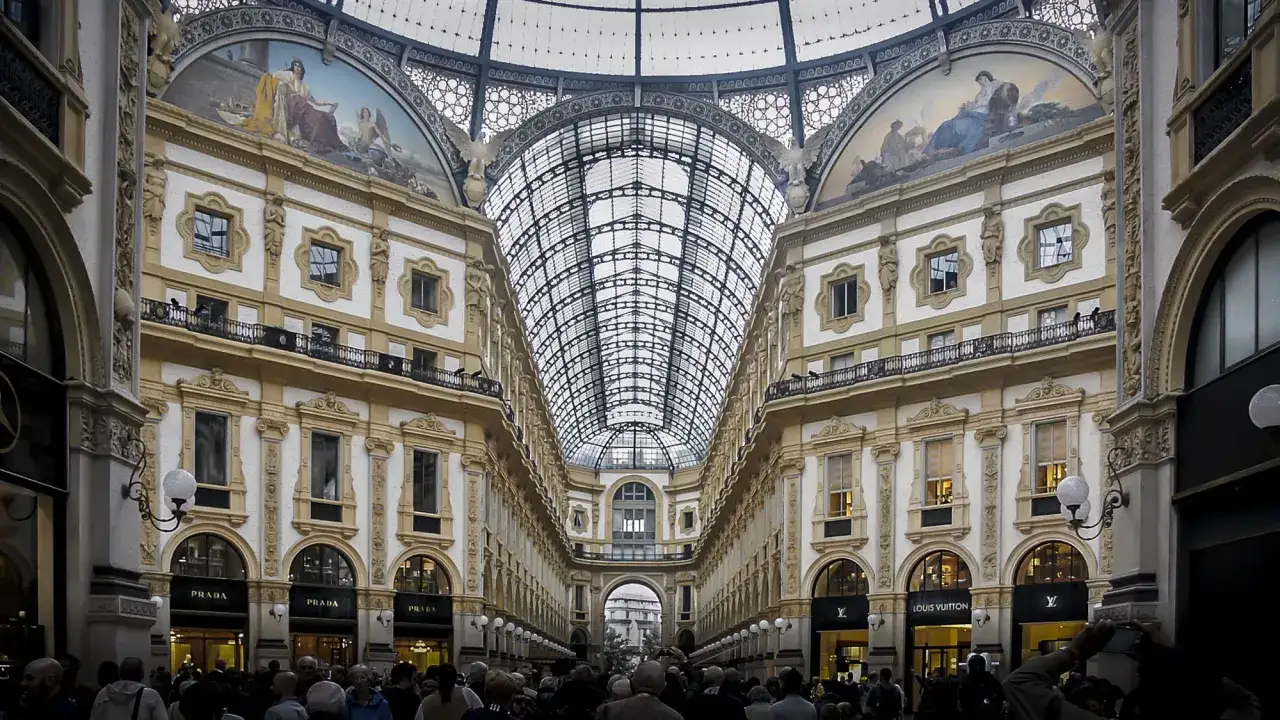 Galleria Vittorio Emanuele: un tripudio di architettura e lusso. Curiosità e meraviglia tra vetrine e affreschi sotto la maestosa volta di vetro.