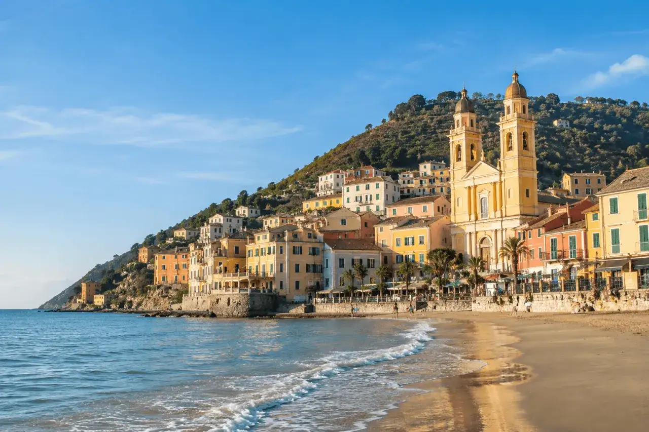 Laigueglia centro storico: case colorate a picco sul mare, con una chiesa imponente e una spiaggia dorata baciata dal sole.