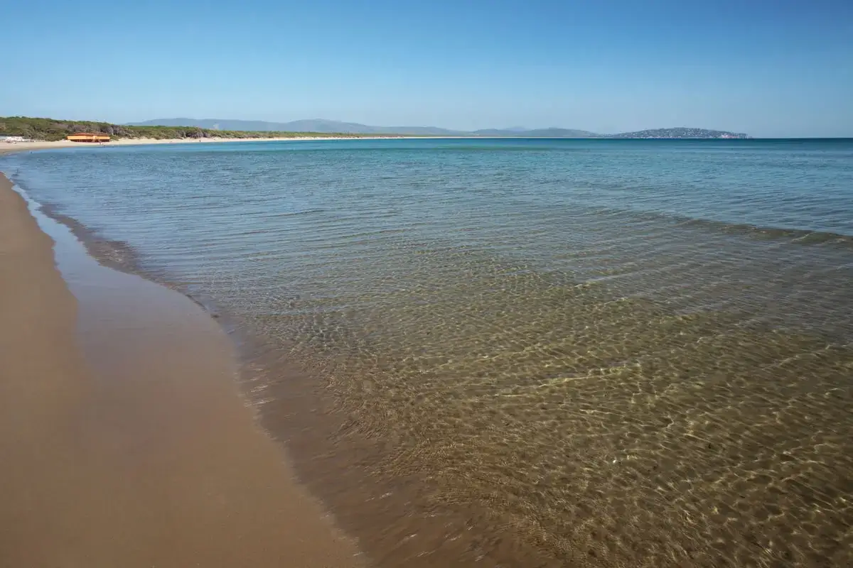 Spiagge di sabbia dorata e acque cristalline sull'Argentario, un invito al relax.