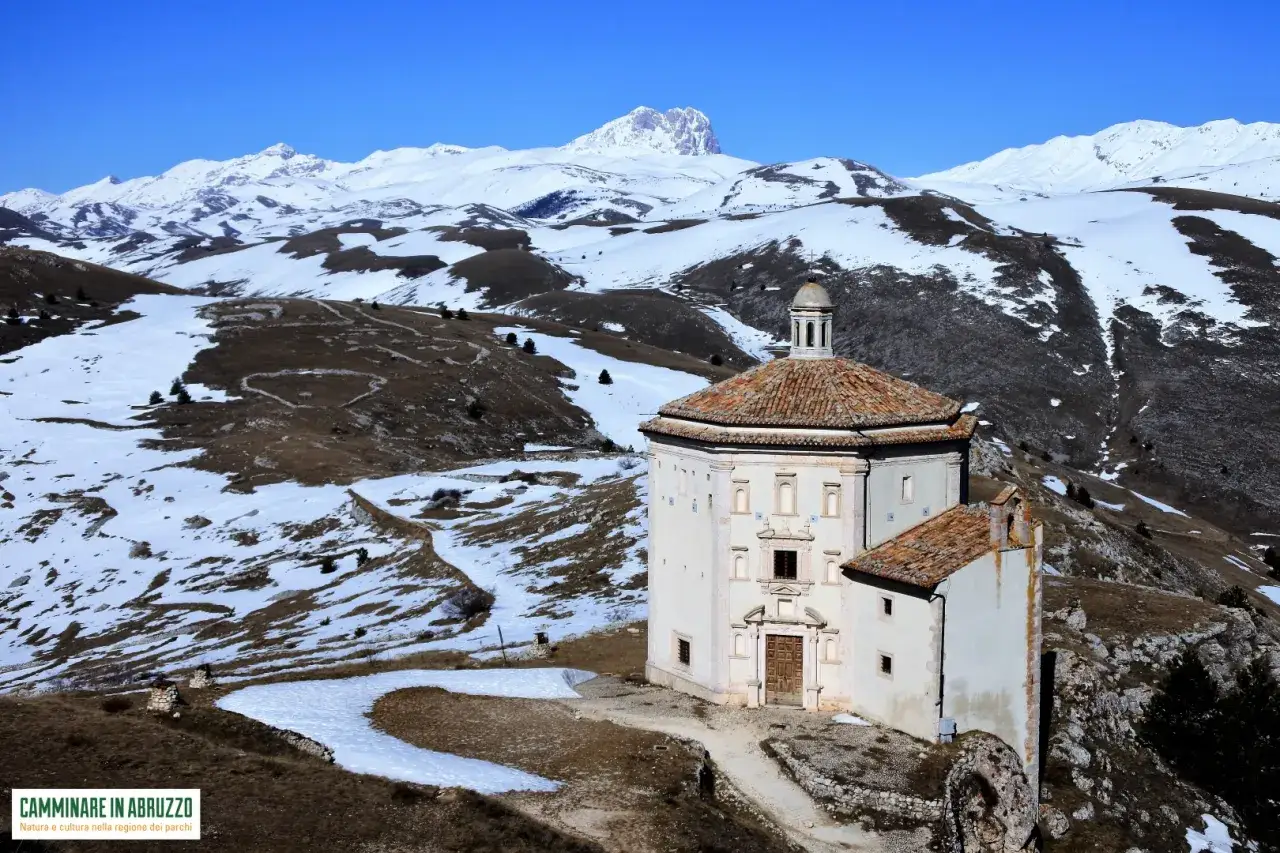 Cappella ottagonale con cupola, circondata da montagne innevate. Un gioiello tra i borghi da visitare in Abruzzo, un luogo di pace e bellezza.