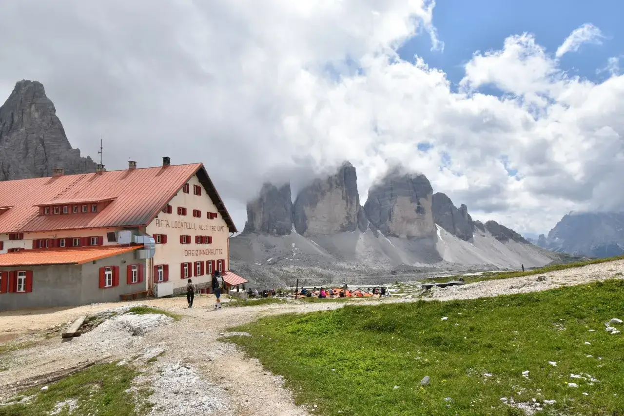 Rifugio Locatelli alle Tre Cime, con le maestose cime di lavaredo avvolte dalle nuvole.