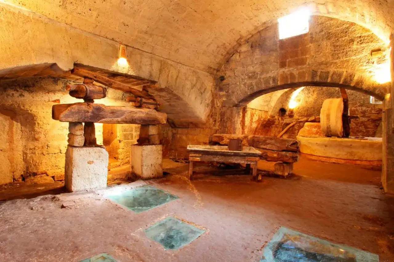 Antica frantoio in pietra, testimonianza dei borghi più belli del Salento.