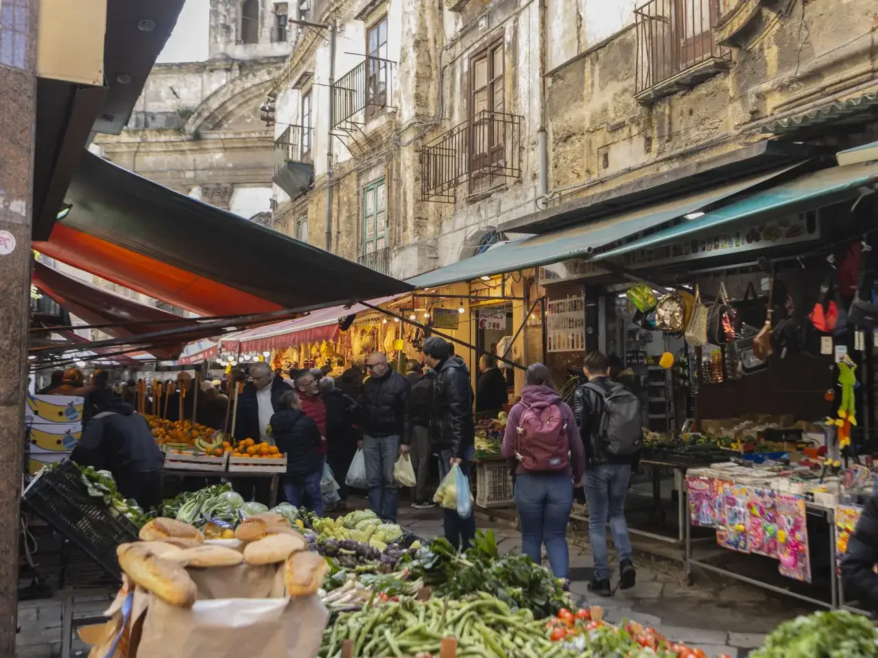 Mercato di Palermo, un tripudio di colori e sapori. Qui scopri cosa mangiare a Palermo: frutta fresca, verdura, pane e specialità locali.