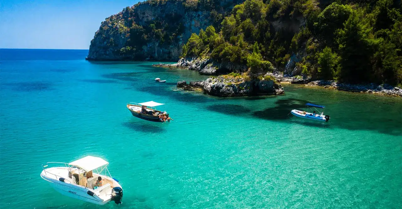 Gita in barca nel Cilento: acque cristalline e calette nascoste, un vero paradiso da scoprire.