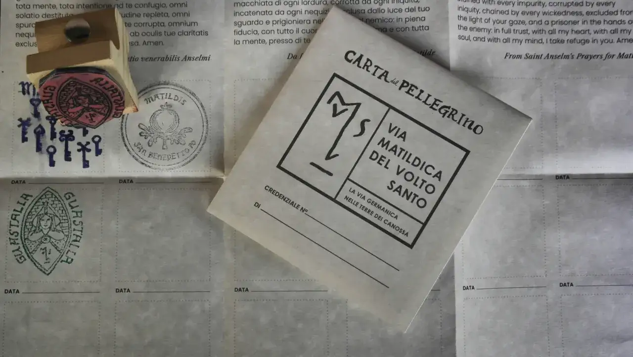 Carta del Pellegrino per la Via Matildica del Volto Santo, con timbri e chiavi.