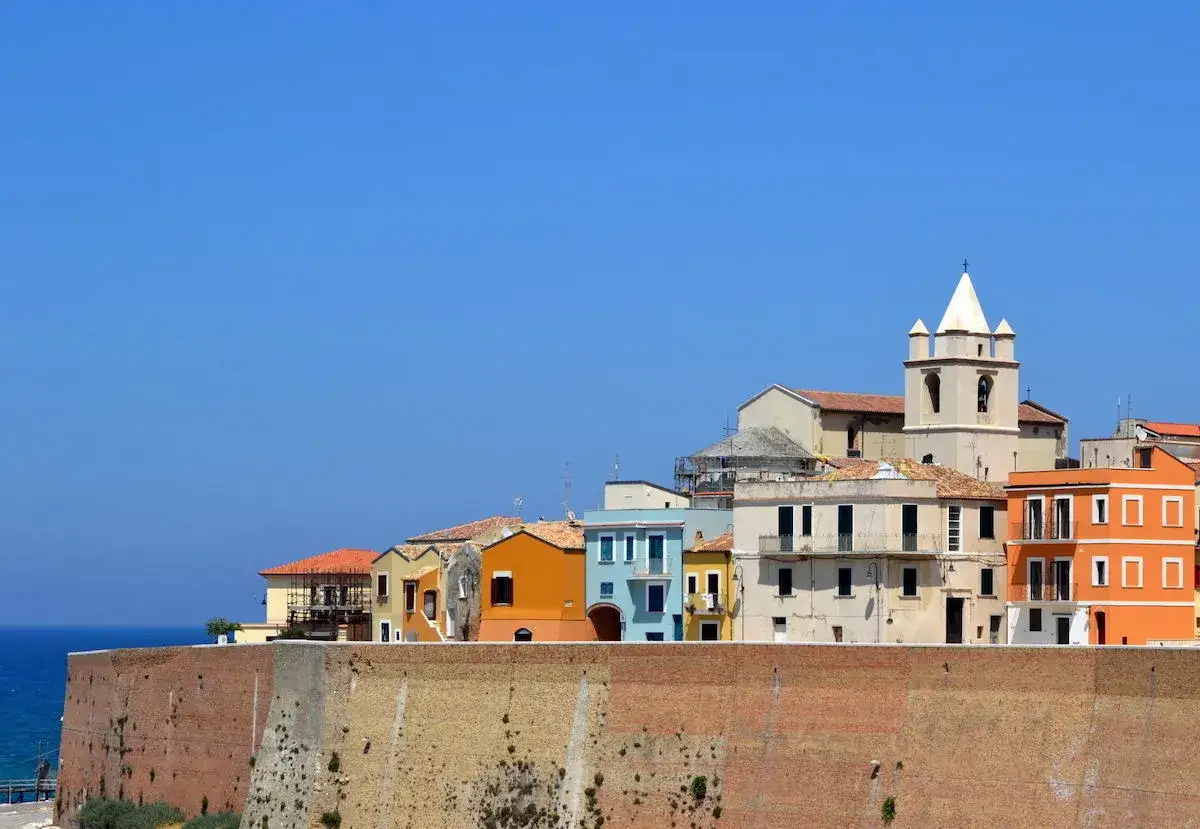 Case colorate affacciate sul mare Adriatico, un panorama incantevole di Termoli, Molise.