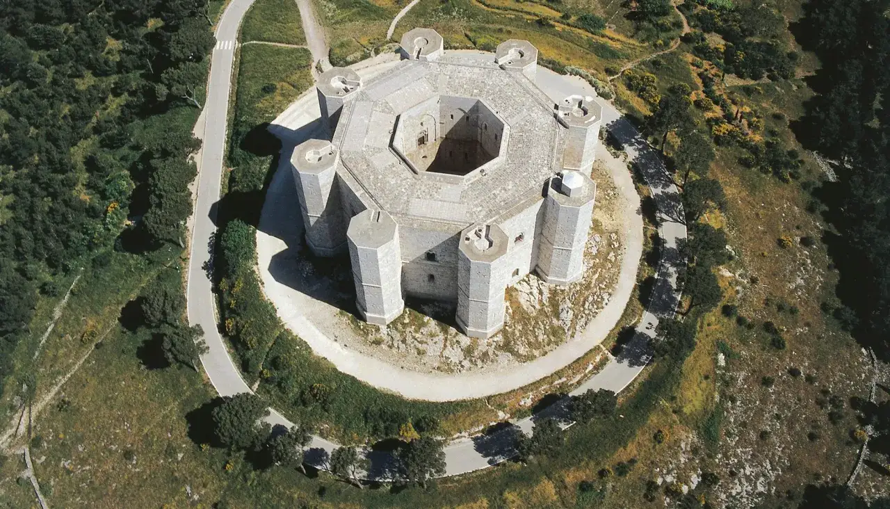 Castel del Monte, un'icona ottagonale pugliese, domina il paesaggio con le sue torri uniche.
