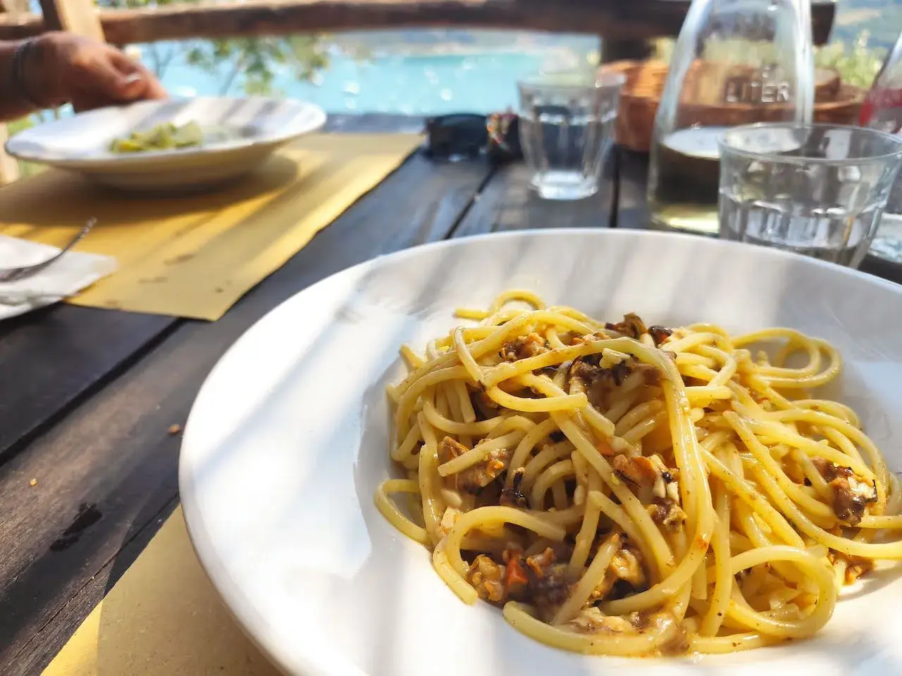 Un piatto di spaghetti ai frutti di mare, perfetto per scoprire dove mangiare a Portovenere. Vista mare e sapori autentici.