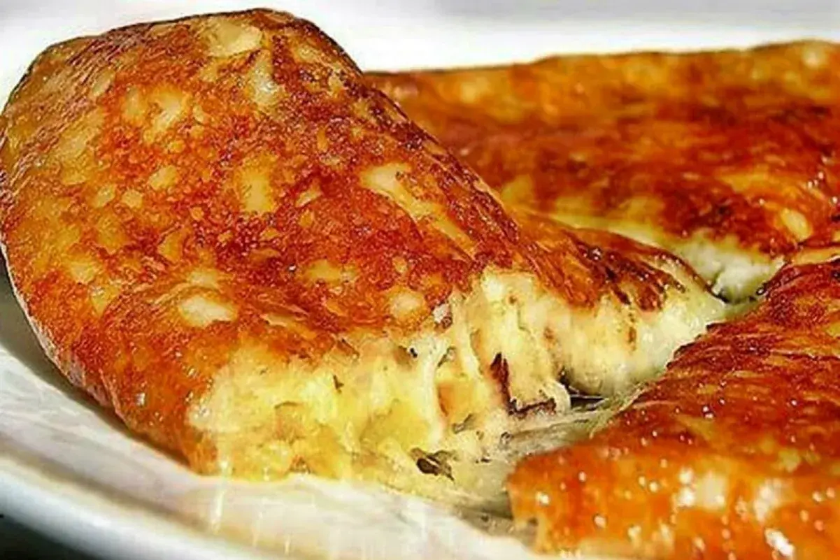 Frittata dorata e soffice, un'idea gustosa su cosa mangiare a Udine. Perfetta per un pranzo veloce o una cena leggera.