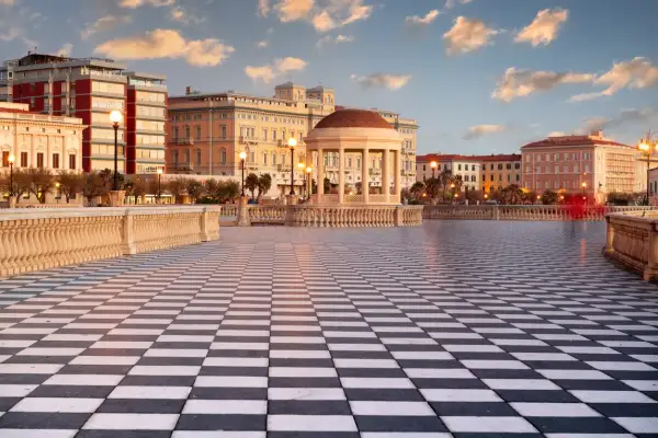 Terrazza Mascagni a Livorno, con il suo pavimento a scacchi e gli edifici storici sullo sfondo. Perfetta per scoprire cosa vedere a Livorno in un giorno.