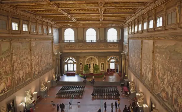 Salone dei Cinquecento, Palazzo Vecchio Firenze, con affreschi storici e soffitto dorato.