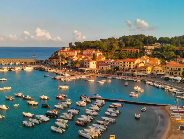 Porto con barche e case colorate, un luogo incantevole da scoprire: isola d'Elba cosa vedere.