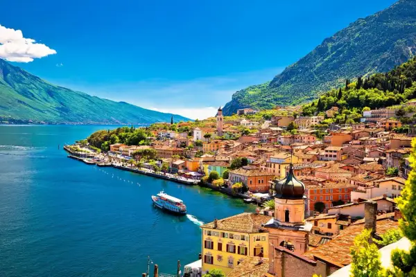 Un borgo pittoresco sul lago, con case colorate e montagne verdi. Un luogo ideale per capire dove si vive meglio in Italia.